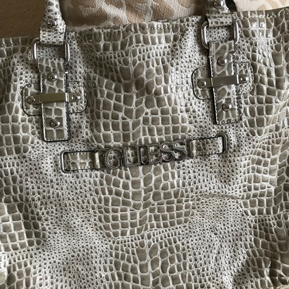 💥Guess Tote💥 - Picture 2 of 5